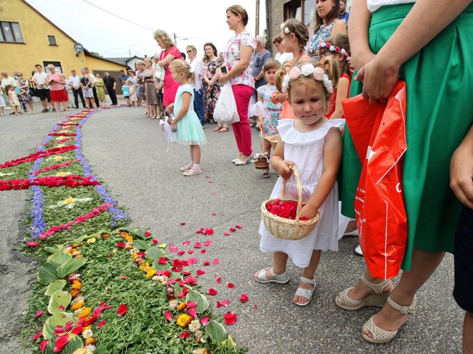 Procesja po kwiatowym kobiercu w Kluczu i Olszowej