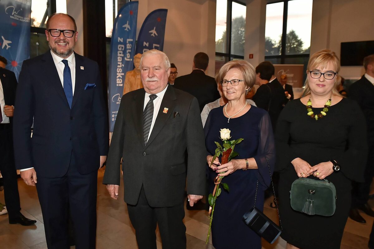 Lech Wałęsa (2L) z żoną Danutą (2P) oraz prezydent Gdańska Paweł Adamowicz (L) z żoną Magdaleną 