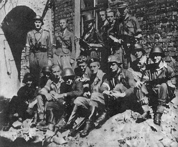 Powstańcy w&nbsp;czasie Powstania Warszawskiego (Batalion Golski)