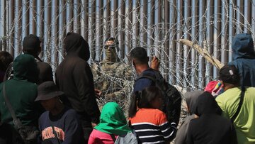Masy nielegalnych imigrant&oacute;w napływają do&nbsp;Stan&oacute;w Zjednoczonych przez Meksyk