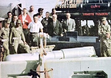 Jedna z&nbsp;bomb atomowych odzyskanych przez US Navy po&nbsp;katastrofie lotniczej pod&nbsp;Palomares, 1966&nbsp;r.