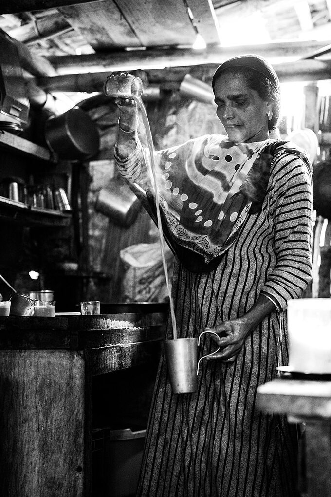 Południowe Indie, kobieta przygotowująca herbatę w tradycyjny sposób