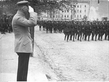 J&oacute;zef Piłsudski przyjmuje defiladę wojskową w&nbsp;Wilnie z&nbsp;okazji przyłączenia Wileńszczyzny do&nbsp;Polski, 18 kwietnia 1922