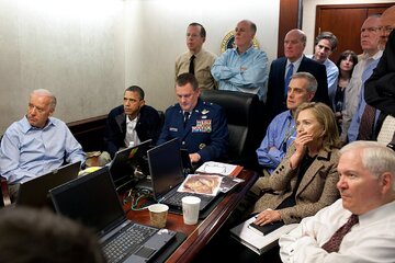 Barack Obama, Joe Biden i&nbsp;Hillary Clinton obserwujący postępy operacji Neptune Spear, zakończonej śmiercią Usamy ibn Ladina (2011)