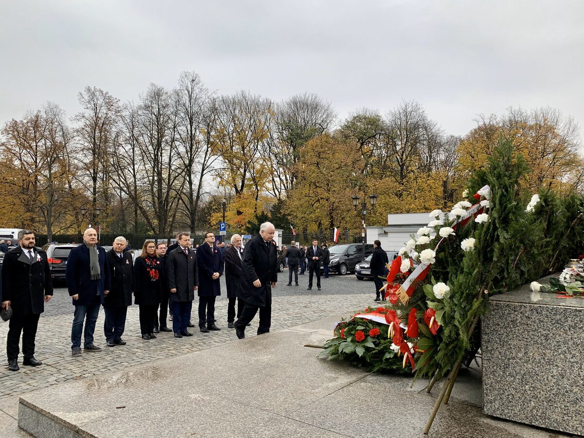 Prezes PiS Jarosław Kaczyński i premier Mateusz Morawiecki wraz z delegacją złożyli kwiaty pod pomnikiem Marszałka Józefa Piłsudskiego 