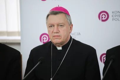 Miniatura: Abp Kupny: Można nosić znaczek...