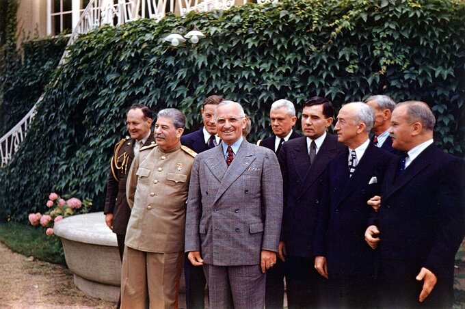 Konferencja w Poczdamie. Z przodu od lewej: przywódca ZSRS Józef Stalin, prezydent USA Harry Truman, sowiecki ambasador w USA Andriej Gromyko, sekretarz stanu USA James F. Byrnes i sowiecki minister spraw zagranicznych Wiaczesław Mołotow