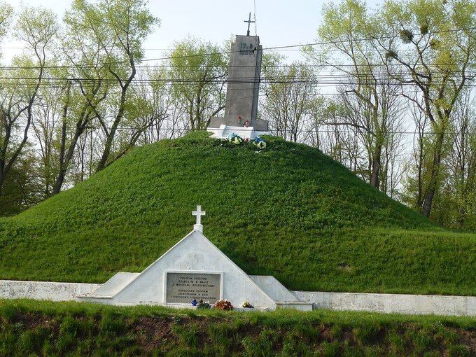 Pomnik polskich bohaterów bitwy pod Zadwórzem z sierpnia 1920 roku