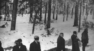 Egzekucja w&nbsp;Palmirach. Ofiary Niemc&oacute;w stoją nad masowym grobem chwilę przed rozstrzelaniem