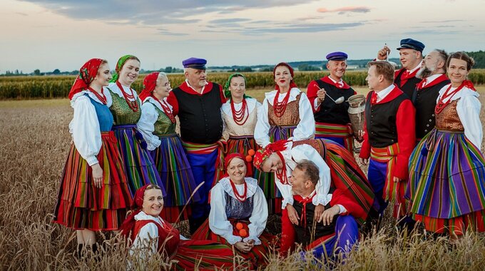 Zespół Pieśni i Tańca „Ziemia Gąbińska” w strojach gąbińskich