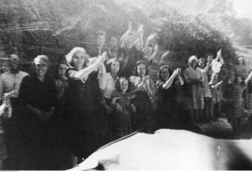 Mieszkańcy Agugliano witają wkraczające do miasta polskie czołgi M4 Sherman, 17 lipca 1944 r. 