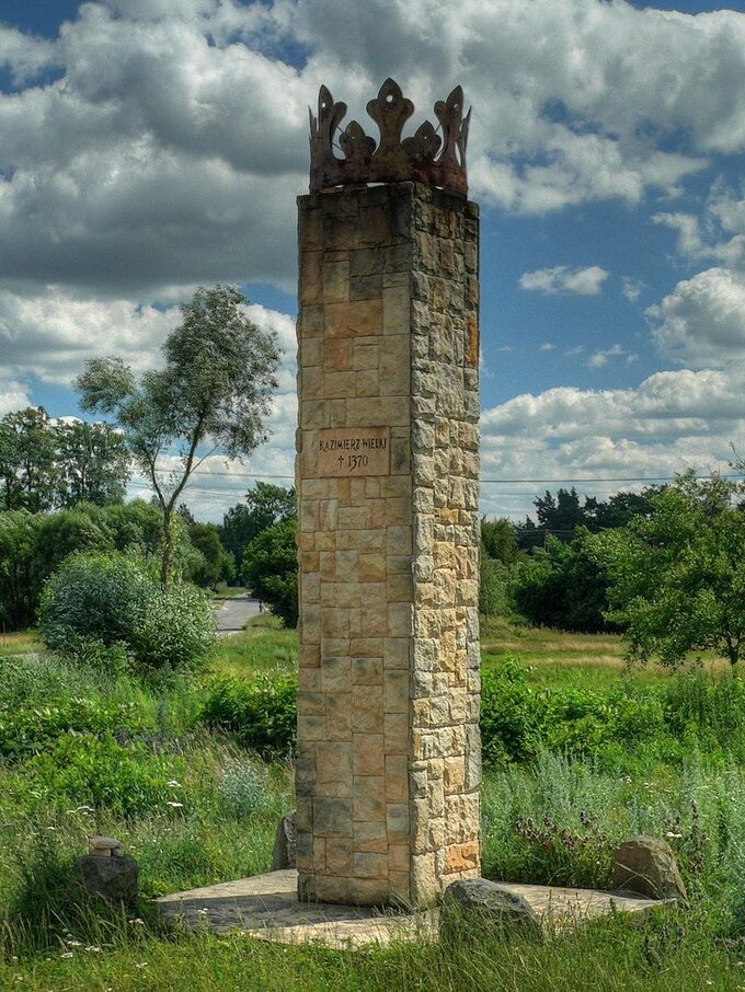 Obelisk w Żeleźnicy w gminie Przedbórz ustanowiony na pamiątkę tragicznego wypadku króla Kazimierza Wielkiego