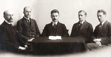 Delegaci Polski na&nbsp;rokowania pokojowe w&nbsp;Rydze 1921. Od&nbsp;lewej: Edward Lechowicz, Leon Wasilewski, Jan Dąbski, Henryk Strasburger, Stanisław Kauzik