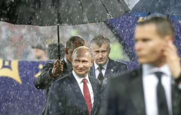 Władimir Putin pod parasolem 