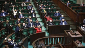 Miniatura: Sondaż: PiS znów na czele. Jedna z partii...