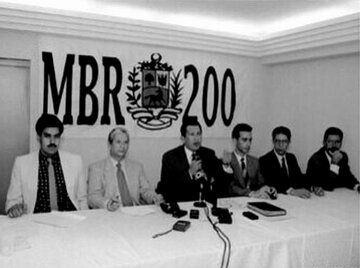 Członkowie organizacji Boliwariański Ruch Rewolucyjny-200. Pierwszy od&nbsp;lewej Nicolas Maduro, trzeci od&nbsp;lewej Hugo Chavez, 1997 rok