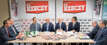 O przyszłości elektromobilności w Polsce w redakcji „Do Rzeczy" O przyszłości elektromobilności w Polsce w redakcji „Do Rzeczy” dyskutowali (od prawej): prof. Mirosław Siergiejczyk oraz prof. Włodzimierz Choromański z Politechniki Warszawskiej, prezes Instytutu Jagiellońskiego Marcin Roszkowski, wiceminister energii Michał Kurtyka, dyrektor ds. komunikacji Fortum Power and Heat Polska sp. z o.o. Jacek Ławrecki oraz główny specjalista ds. infrastruktury e-mobility w firmie Enspirion z Grupy Energa Andrzej Szady, a także Piotr Gabryel i Jacek Przybylski z tygodnika „Do Rzeczy”