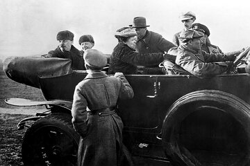 Lenin z&nbsp;żoną i&nbsp;siostrą w&nbsp;Moskwie, 1&nbsp;maja 1918&nbsp;r.