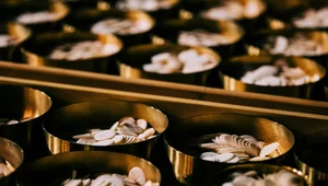 Miniatura: Ilu Polaków chodzi do kościoła, a ilu...