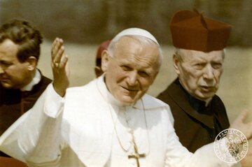 Papież Jan Paweł II&nbsp;i&nbsp;kard. Stefan Wyszyński w&nbsp;Gnieźnie podczas wizyty papieża w&nbsp;Polsce w&nbsp;1979 roku