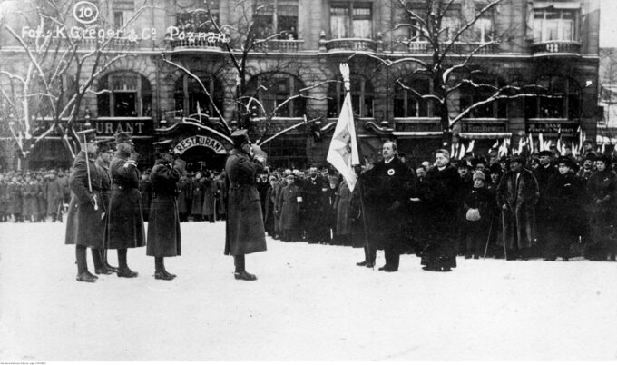 Uroczystość zaprzysiężenia wojsk powstańczych i wręczenie sztandaru 1 Dywizji Strzelców Wielkopolskich. W środku: gen. Józef Dowbor-Muśnicki, 26 stycznia 1919 r.