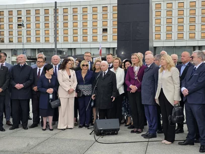 Miniatura: "Służą Rosji". Kaczyński na miesięcznicy:...