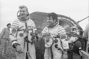 Mirosław Hermaszewski wsp&oacute;lnie z&nbsp;radzieckim kosmonautą Piotrem Klimiukiem odbyli 8-dniowy lot w&nbsp;kosmos na&nbsp;statku Sojuz 30. Okrążyli Ziemię 126 razy
