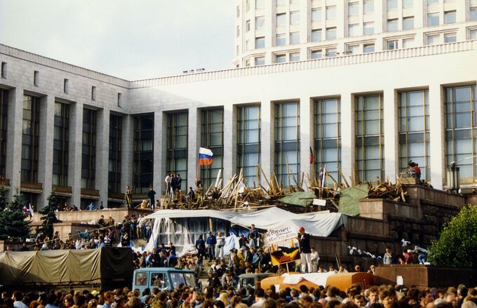 Protesty przed Białym Domem w Moskwie, sierpień 1990