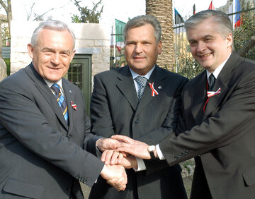 Grecja, Ateny, 16.04.2003&nbsp;r. Leszek Miller, Aleksander Kwaśniewski i&nbsp;Włodzimierz Cimoszewicz po&nbsp;podpisaniu Traktatu Akcesyjnego
