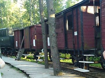 Rampa załadowcza z&nbsp;oryginalnym parowozem i&nbsp;typowymi wagonami składu zsyłkowego na&nbsp;Syberię &ndash; ekspozycja w&nbsp;CEiPR w&nbsp;Szymbarku