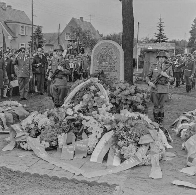 Odsłonięcie pomnika braci Korczyńskich w Neudorf 1968. Źródło - Deutsche Digitale Bibliothek