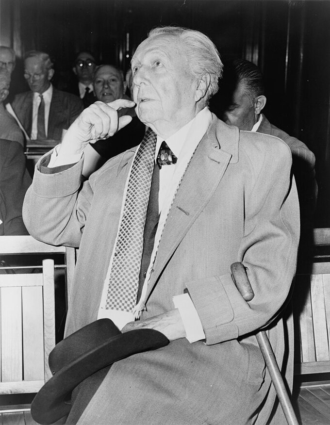 Frank LLoyd Wright w 1956 r.; Library of Congress