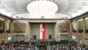 Miniatura: Sondaż: KO i PiS idą łeb w łeb. Jedna...