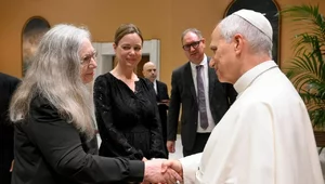 Miniatura: Znani pisarze spotkali się z papieżem....