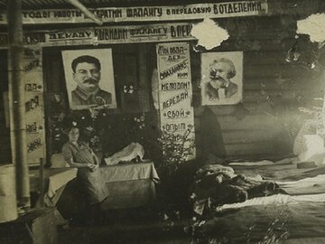 Wnętrze obozowego baraku dla&nbsp;kobiet.