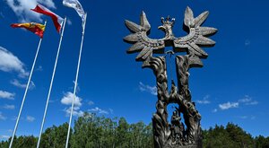 Miniatura: Dewastacja pomnika Rzeź Wołyńska. Ambasada...