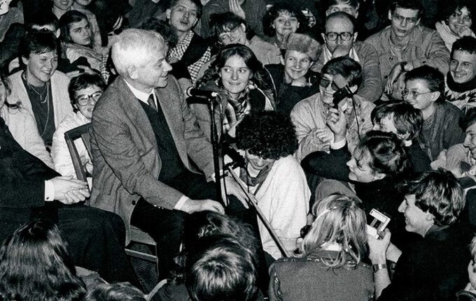 Zbigniew Herbert w kościele na spotkaniu z młodzieżą w latach 80.