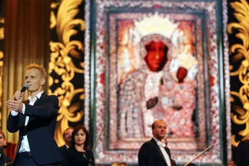 Kompozytor Mateusz Pospieszalski podczas koncertu na Jasnej Górze 