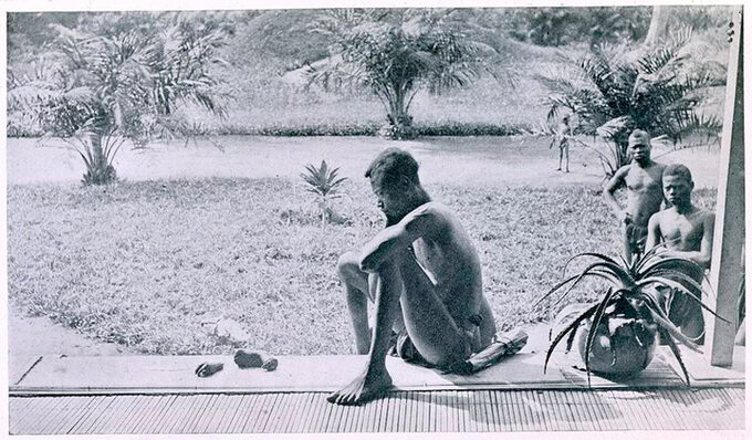 Ojciec patrzy na odciętą dłoń i stopę córki. To kara wymierzona przez żołnierzy za zebranie zbyt małej ilości kauczuku. Fotografia wykonana w Baringa w Kongo, w maju 1904 r.