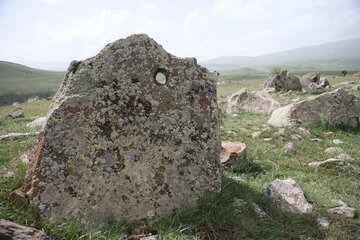 Carahunge. Menhir z&nbsp;otworem. Armenia