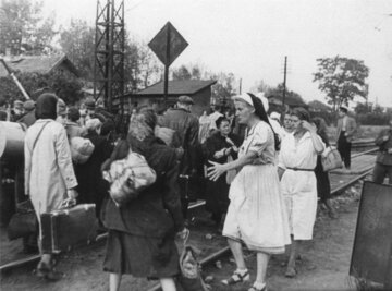 Sanitariuszki pomagające warszawiakom przybywającym do&nbsp;obozu Dulag 121