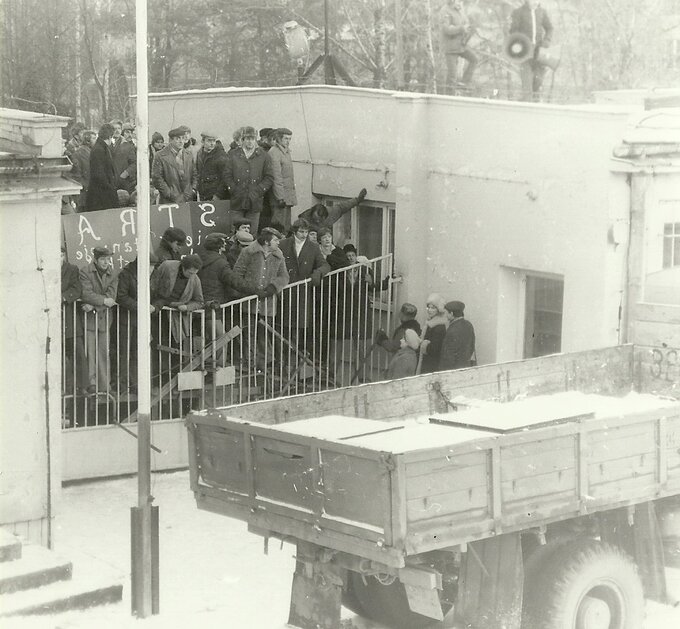 Brama do&nbsp;zakładu PZL-Świdnik zablokowana przez robotnik&oacute;w strajkujących w&nbsp;stanie wojennym