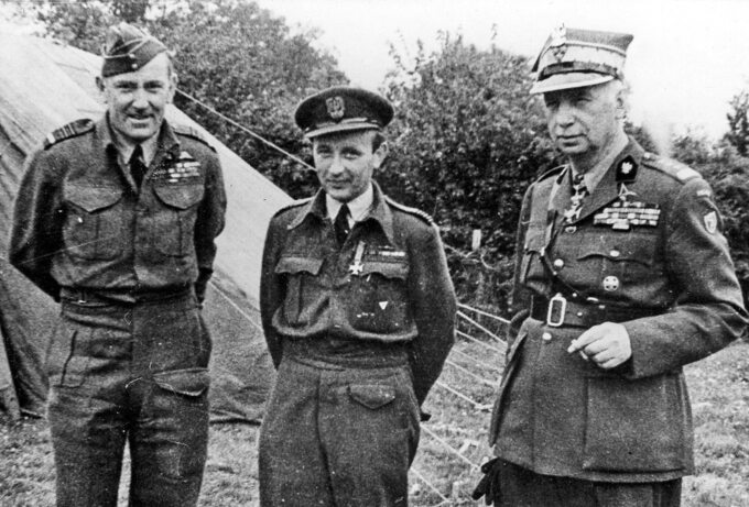 Stanisław Skalski (w środku) z marsz. lotnictwa Arthurem Coninghamem (po lewej) oraz gen. Kazimierzem Sosnkowskim (po prawej), 1943