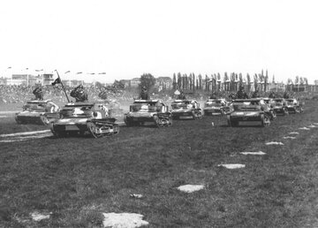 Tankietki TK-3 defilują na Polu Mokotowskim. Warszawa, 1936 r. 