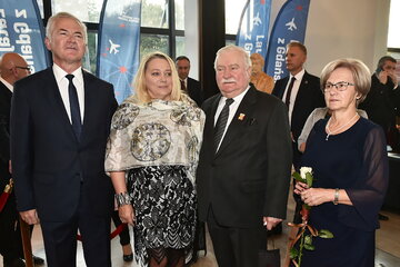 Lech Wałęsa (2P) z żoną Danutą (P) i senator Sławomir Rybicki (L) z żoną Małgorzatą (2L) 