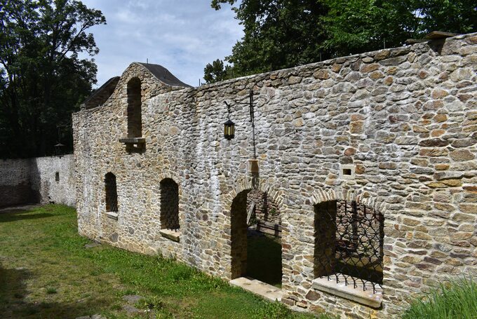 Zamek Miecz - odbudowany budynek mieszkalny z XVIII wieku