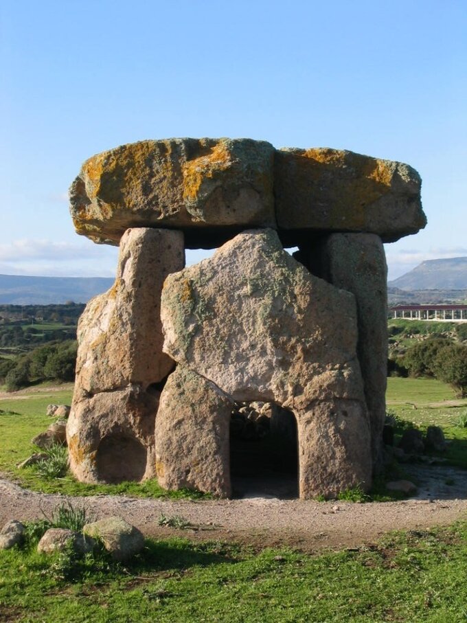 Dolmen, Sardynia (neolityczna konstrukcja z kamienia, grobowiec)