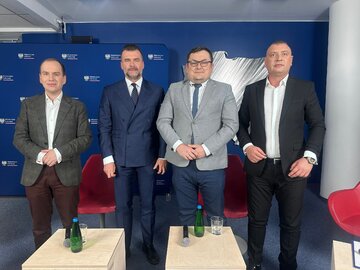 Debata &bdquo;Rozw&oacute;j sektora IT w&nbsp;Polsce: Cyberbezpieczeństwo i&nbsp;walka z&nbsp;dezinformacją&rdquo; w&nbsp;Ministerstwie Cyfryzacji