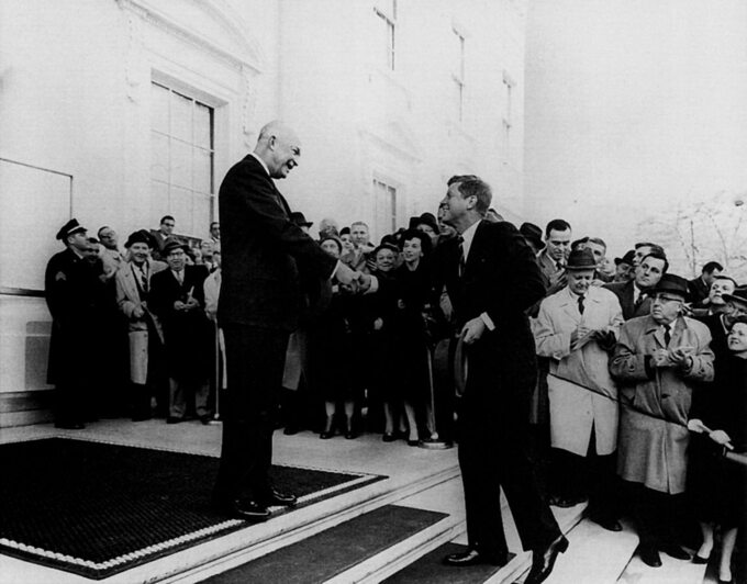 Prezydent Dwight Eisenhower z prezydentem elektem Johnem Kennedym