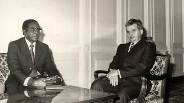 Robert Mugabe, &oacute;wczesny przewodniczący ZANU, podczas spotkania z&nbsp;prezydentem Rumunii Nicolae Ceauşescu. 1976&nbsp;r.